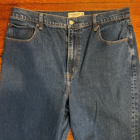 Ambercrombie and Fitch 90's Straight Ultra High Rise Jeans dark wash. Never worn - Picture 5 of 6